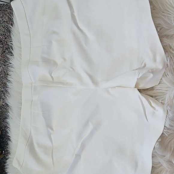 Vince Camuto Off- White Tailored Shorts with 6" Inseam - Picture 3 of 12